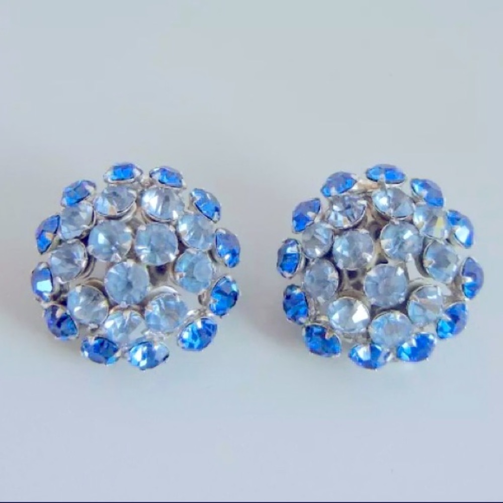 Eisenberg “E” 1" wide earring set in a bright silver tone metal.